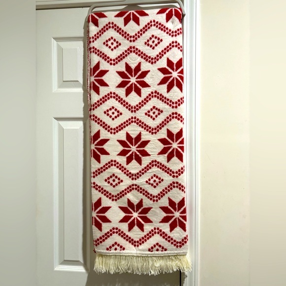 DOCOFIL WHITE Reversible Snowflakes Motif Blanket Throw - Picture 2 of 7